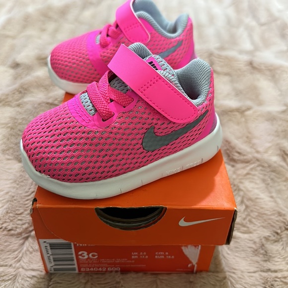 Nike Fee Run Pink Child shoes Size 3C - Picture 3 of 6